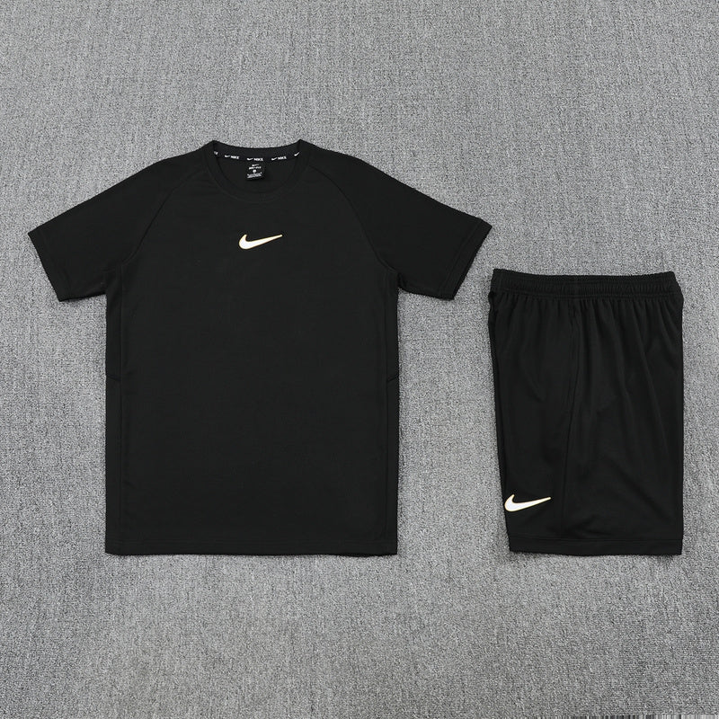 Conjunto de camiseta y pantalón corto Nike