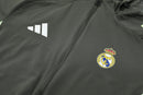 CHÁNDAL REAL MADRID CON CHAQUETA CORTAVIENTO Y PANTALÓN 25/26 HOMBRE