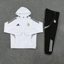 CHÁNDAL REAL MADRID CON CHAQUETA CORTAVIENTO Y PANTALÓN 25/26 HOMBRE