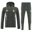 CHÁNDAL REAL MADRID CON CHAQUETA CORTAVIENTO Y PANTALÓN 25/26 HOMBRE