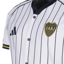 Boca Juniors 2025, Camiseta Boca béisbol, Boca Juniors US Pack, Jersey Boca blanca, Camiseta Boca estilo americano, Calidad 1.1 Boca, Ropa Boca Juniors urbana, Nueva colección Boca 25/26, Regalo fútbol hombre, Tienda Hincha Futbolero.