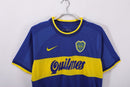 Camiseta oficial Boca Juniors primera equipación temporada 2000 2001 retro color azul y oro para hombre de Tienda Hincha Futbolero, Camiseta Boca Juniors retro, Boca 00/01, Ropa Boca Juniors vintage, Comprar camiseta Boca azul y oro, Xeneizes, La Bombonera, Fútbol argentino, Camisetas fútbol retro, Retro Boca 2000, Historia Boca, Copa Intercontinental, Colección Boca.