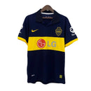 Camiseta hombre Boca Juniors temporada 2009 2010 primera equipación azul y oro franja amarilla retro calidad 1.1 premium Juan Román Riquelme Tienda Hincha Futbolero. Boca Juniors 2009, Boca 2010, Camiseta Boca retro, Ropa Boca Juniors clásica, Camiseta Boca azul y oro, Calidad 1.1 Boca, Riquelme Retro, Palermo 2010, Tienda Hincha Futbolero, Boca Retro Jersey 09/10.