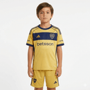 Conjunto infantil Boca Juniors 2025 2026 segunda equipación amarilla y azul marino calidad 1.1 oficial, Boca Juniors infantil 25/26, Conjunto niño Boca amarillo, Ropa Boca Juniors niños 2026, Equipación Boca junior 25/26, Calidad 1.1 infantil amarillo oro, Tienda Hincha Futbolero, Regalo niño fútbol Boca, Camiseta amarilla Boca Juniors niño, Boca Kids 2025 Away.