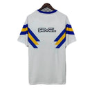 Camiseta hombre Boca Juniors temporada 1990 1991 segunda equipación blanca franja azul y oro retro calidad 1.1 premium Batistuta Tienda Hincha Futbolero. Boca Juniors 1990, Boca 1991, Camiseta Boca blanca, Ropa Boca Juniors retro, Camiseta Boca retro blanca, Calidad 1.1 Boca, Batistuta 1991, Tienda Hincha Futbolero, Boca Retro Jersey 90/91.