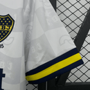 Camiseta hombre retro Boca Juniors segunda equipación blanca temporada 1995 1996 calidad 1.1 oficial, Boca Juniors retro 1995, Camiseta Boca blanca Maradona, Camiseta antigua Boca Juniors, Jersey Boca vintage 95/96, Calidad 1.1 Boca, Tienda Hincha Futbolero, Fútbol Argentino clásico, Bloke Core Boca, Regalo fútbol hombre Boca, Camiseta Caniggia Boca retro.