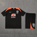 Brasil 2026, Conjunto entrenamiento Brasil, Ropa oficial Brasil negro, Camiseta entrenamiento Brasil 2026, Kit de fútbol hombre negro naranja, Regalo fútbol hombre Brasil, Ropa CBF entrenamiento, Pantalón corto Brasil negro, Comprar conjunto entrenamiento barato, Tienda Hincha Futbolero.