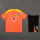 Brasil 2026, Conjunto entrenamiento Brasil naranja, Ropa oficial Brasil 25/26, Camiseta entrenamiento Brasil naranja, Kit de fútbol hombre naranja negro, Regalo fútbol hombre Brasil, Ropa CBF entrenamiento, Pantalón corto Brasil negro, Comprar conjunto entrenamiento barato, Tienda Hincha Futbolero.