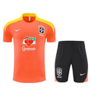 Brasil 2026, Conjunto entrenamiento Brasil naranja, Ropa oficial Brasil 25/26, Camiseta entrenamiento Brasil naranja, Kit de fútbol hombre naranja negro, Regalo fútbol hombre Brasil, Ropa CBF entrenamiento, Pantalón corto Brasil negro, Comprar conjunto entrenamiento barato, Tienda Hincha Futbolero.