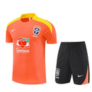 Brasil 2026, Conjunto entrenamiento Brasil naranja, Ropa oficial Brasil 25/26, Camiseta entrenamiento Brasil naranja, Kit de fútbol hombre naranja negro, Regalo fútbol hombre Brasil, Ropa CBF entrenamiento, Pantalón corto Brasil negro, Comprar conjunto entrenamiento barato, Tienda Hincha Futbolero.