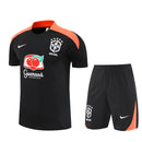 Brasil 2026, Conjunto entrenamiento Brasil, Ropa oficial Brasil negro, Camiseta entrenamiento Brasil 2026, Kit de fútbol hombre negro naranja, Regalo fútbol hombre Brasil, Ropa CBF entrenamiento, Pantalón corto Brasil negro, Comprar conjunto entrenamiento barato, Tienda Hincha Futbolero.