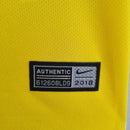 Camiseta hombre selección de Brasil mundial 2018 primera equipación amarilla retro calidad 1.1 premium canarinha Tienda Hincha Futbolero. Brasil 2018, Camiseta Brasil amarilla, Ropa Brasil retro, Camiseta Brasil 2018 local, Calidad 1.1 Brasil, Neymar Brasil 2018, Tienda Hincha Futbolero, Brazil Home Jersey 2018.