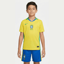 Conjunto infantil niño Selección Brasil primera equipación camiseta amarilla y pantalón azul temporada 2025 2026 calidad 1.1 oficial, Brasil infantil 2025, Conjunto niño Brasil local, Equipación infantil Brasil 25/26, Ropa fútbol niños Brasil, Calidad 1.1 infantil, Tienda Hincha Futbolero, Kit fútbol niños amarillo y azul, Regalo fútbol infantil Brasil, Jersey Brasil kids 2026, Canarinha kids.