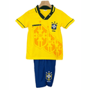 Conjunto infantil retro selección Brasil 1994 primera equipación amarilla y azul calidad 1.1 premium época Romario Bebeto tetracampeón oficial, Brasil infantil retro, Conjunto niño Brasil 1994 amarillo, Ropa selección Brasil niños retro, Equipación Brasil junior 94, Calidad 1.1 infantil, Tienda Hincha Futbolero, Regalo niño Brasil fútbol, Camiseta amarilla Brasil niño retro, Brazil Kids Retro 1994 Kit.