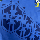 Camiseta hombre selección Brasil temporada 1994 segunda equipación azul patrones marca de agua retro calidad 1.1 premium Romário Tienda Hincha Futbolero. Brasil 1994, Camiseta Brasil azul, Ropa Brasil retro, Camiseta Brasil 94, Calidad 1.1 Brasil, Romario 94, Bebeto 1994, Tienda Hincha Futbolero, Brazil Retro Jersey 94 blue.