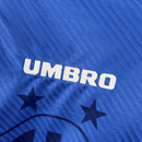 Camiseta hombre selección Brasil temporada 1994 segunda equipación azul patrones marca de agua retro calidad 1.1 premium Romário Tienda Hincha Futbolero. Brasil 1994, Camiseta Brasil azul, Ropa Brasil retro, Camiseta Brasil 94, Calidad 1.1 Brasil, Romario 94, Bebeto 1994, Tienda Hincha Futbolero, Brazil Retro Jersey 94 blue.