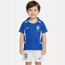Conjunto infantil retro selección Brasil 2002 segunda equipación azul y pantalón blanco calidad 1.1 premium época Ronaldinho pentacampeón oficial, Brasil infantil retro, Conjunto niño Brasil 2002 azul, Ropa selección Brasil niños retro, Equipación Brasil junior 2002 away, Calidad 1.1 infantil, Tienda Hincha Futbolero, Regalo niño Brasil fútbol, Camiseta azul Brasil niño retro, Brazil Kids Retro 2002 Blue.