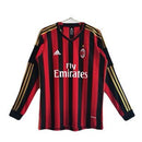 Camiseta retro hombre AC Milan primera equipación manga larga roja y negra con detalles dorados año 2013 2014 calidad 1.1 oficial, AC Milan 2013, Camiseta Milan manga larga, Camiseta retro Milan, Camiseta Kaka Milan retro, Calidad 1.1 Rossonero, Tienda Hincha Futbolero, San Siro, Bloke Core retro, Camiseta Milán barata, Regalo fútbol vintage Italia.