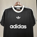 Camiseta hombre Adidas Adicolor Poly negra original tres bandas blancas logotipo trébol bordado estilo retro urbano streetwear deportiva.