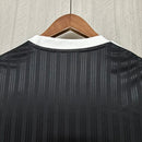 Camiseta hombre Adidas Adicolor Poly negra original tres bandas blancas logotipo trébol bordado estilo retro urbano streetwear deportiva.