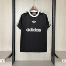 Camiseta hombre Adidas Adicolor Poly negra original tres bandas blancas logotipo trébol bordado estilo retro urbano streetwear deportiva.