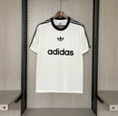 Camiseta hombre Adidas Adicolor Poly blanca original tres bandas negras logotipo trébol bordado estilo minimalista retro urbano streetwear deportiva.