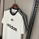 Camiseta hombre Adidas Adicolor Poly blanca original tres bandas negras logotipo trébol bordado estilo minimalista retro urbano streetwear deportiva.