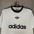 Camiseta hombre Adidas Adicolor Poly blanca original tres bandas negras logotipo trébol bordado estilo minimalista retro urbano streetwear deportiva.