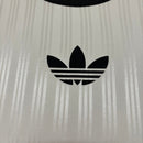 Camiseta hombre Adidas Adicolor Poly blanca original tres bandas negras logotipo trébol bordado estilo minimalista retro urbano streetwear deportiva.