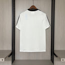 Camiseta hombre Adidas Adicolor Poly blanca original tres bandas negras logotipo trébol bordado estilo minimalista retro urbano streetwear deportiva.