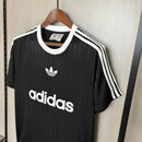 Camiseta hombre Adidas Adicolor Poly negra original tres bandas blancas logotipo trébol bordado estilo retro urbano streetwear deportiva.