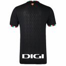 Camiseta Athletic Bilbao Cuarta Equipación Negro 24/25 Hombre. Con un diseño elegante y moderno, la camiseta de cuarta equipación del Athletic Bilbao para la temporada 2024/25 ofrece un look sofisticado y lleno de estilo. De color negro con detalles en contraste, esta camiseta destaca por su diseño innovador, ideal para los verdaderos seguidores del club que buscan algo único. El escudo del Athletic Bilbao está bordado en el pecho, reafirmando el orgullo por el equipo. Fabricada con materiales de alta calid