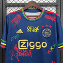 Camiseta hombre Ajax Bob Marley edición especial azul marino temporada 2025 2026 calidad 1.1oficial, Ajax Bob Marley azul marino, Camiseta Ajax 2025, Camiseta Ajax Three Little Birds, Camiseta especial Ajax hombre, Calidad 1.1 Ajax, Tienda Hincha Futbolero, Eredivisie 2026, Bloke Core Ajax, Regalo hombre Bob Marley, Jersey Ajax Marley navy.