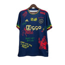 Camiseta hombre Ajax Bob Marley edición especial azul marino temporada 2025 2026 calidad 1.1oficial, Ajax Bob Marley azul marino, Camiseta Ajax 2025, Camiseta Ajax Three Little Birds, Camiseta especial Ajax hombre, Calidad 1.1 Ajax, Tienda Hincha Futbolero, Eredivisie 2026, Bloke Core Ajax, Regalo hombre Bob Marley, Jersey Ajax Marley navy.