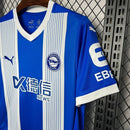 camiseta Alavés 24/25, camiseta Alavés hombre, camiseta Alavés 2024, camiseta Primera Equipación Alavés 24/25, camiseta Alavés blanca y azul, camiseta fútbol Alavés, camiseta oficial Alavés 2024, camiseta Alavés hombre 2025, camiseta deportiva Alavés, camiseta Alavés compra online, camiseta Alavés LaLiga, camiseta Alavés para aficionados, camiseta Alavés original.