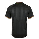 Alemania 2026, Camiseta Alemania 2026 negra, Ropa oficial selección Alemania, Camiseta Adidas Alemania, Jersey Alemania oficial negro, Regalo fútbol hombre Alemania, Camiseta negra Alemania especial, Equipación Mannschaft 2026, Alemania lifestyle kit, Comprar camiseta Alemania barata