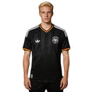 Alemania 2026, Camiseta Alemania 2026 negra, Ropa oficial selección Alemania, Camiseta Adidas Alemania, Jersey Alemania oficial negro, Regalo fútbol hombre Alemania, Camiseta negra Alemania especial, Equipación Mannschaft 2026, Alemania lifestyle kit, Comprar camiseta Alemania barata