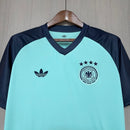 Camiseta hombre selección Alemania entrenamiento azul temporada 2026 2027 calidad 1.1 premium transpirable Tienda Hincha Futbolero. Alemania 2026, Entrenamiento Alemania azul, Camiseta Alemania 2027, Ropa Alemania fútbol, Camiseta entrenamiento azul, Calidad 1.1 Alemania, DFB Training 2026, Tienda Hincha Futbolero, Germany Training Jersey 26/27 blue.