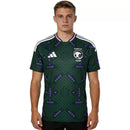 Camiseta Arabia Saudita primera equipación 2026 2027 hombre verde versión hincha calidad 1.1 premium Tienda Hincha Futbolero Saudi Arabia Home Jersey, Camiseta Arabia Saudita 2026, Saudi Arabia Home Jersey, Camiseta verde Arabia Saudita, Equipación Arabia Saudita hombre, Comprar jersey Arabia Saudita 2026, Calidad 1.1 premium, SAFF oficial, Jersey Halcones Verdes mundial, Ropa de fútbol Arabia.