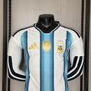 Camiseta hombre Selección Argentina temporada 2025 2026 color azul y blanca manga larga oficial versión jugador fútbol técnica transpirable 3 estrellas.