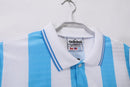 Camiseta oficial de la Selección Argentina primera equipación temporada 1994 1995 blanca y celeste retro para hombre, diseño clásico de Tienda Hincha Futbolero, Camiseta Argentina retro, Argentina 94/95, Ropa Argentina vintage, Comprar camiseta Argentina blanca, Albiceleste, Selección Argentina, Camisetas fútbol retro, Retro Argentina 1995, Historia Selección Argentina, Colección Argentina, Fútbol años 90.