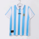 Camiseta oficial de la Selección Argentina primera equipación temporada 1994 1995 blanca y celeste retro para hombre, diseño clásico de Tienda Hincha Futbolero, Camiseta Argentina retro, Argentina 94/95, Ropa Argentina vintage, Comprar camiseta Argentina blanca, Albiceleste, Selección Argentina, Camisetas fútbol retro, Retro Argentina 1995, Historia Selección Argentina, Colección Argentina, Fútbol años 90.