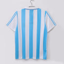 Camiseta oficial de la Selección Argentina primera equipación temporada 1994 1995 blanca y celeste retro para hombre, diseño clásico de Tienda Hincha Futbolero, Camiseta Argentina retro, Argentina 94/95, Ropa Argentina vintage, Comprar camiseta Argentina blanca, Albiceleste, Selección Argentina, Camisetas fútbol retro, Retro Argentina 1995, Historia Selección Argentina, Colección Argentina, Fútbol años 90.