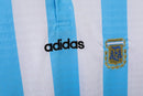 Camiseta oficial de la Selección Argentina primera equipación temporada 1994 1995 blanca y celeste retro para hombre, diseño clásico de Tienda Hincha Futbolero, Camiseta Argentina retro, Argentina 94/95, Ropa Argentina vintage, Comprar camiseta Argentina blanca, Albiceleste, Selección Argentina, Camisetas fútbol retro, Retro Argentina 1995, Historia Selección Argentina, Colección Argentina, Fútbol años 90.