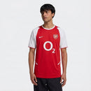 "Camiseta oficial del Arsenal FC primera equipación temporada 2002 2004 retro color roja y blanca para hombre de Tienda Hincha Futbolero, Camiseta Arsenal retro, Arsenal 02/04, Ropa Arsenal vintage, Comprar camiseta Arsenal roja y blanca, Gunners, Invincibles Arsenal, Highbury, Camisetas fútbol retro, Retro Arsenal 2003, Historia Arsenal, Colección Arsenal, Premier League, Arsene Wenger.