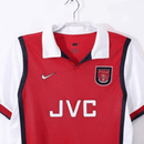 Camiseta Arsenal Primera Equipación 1998/99 Hombre Retro Oficial Roja - Arsenal, Arsenal FC, Gunners, Highbury, Premier League, English Football, Nike, Bergkamp, Dennis Bergkamp, Adams, Tony Adams, Vieira, Overmars, 1998, 1999, Retro, Vintage, Camiseta Clásica, Primera Equipación, Home Kit, Roja, Red, Blanca, White, JVC, Hombre, Men, Camiseta de Hombre, Tienda Hincha Futbolero, Fútbol Inglés