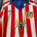 Camiseta retro hombre Atlético de Madrid primera equipación manga larga edición Spider-Man año 2004 2005 calidad 1.1 oficial, Atlético de Madrid 2004, Camiseta Atleti Spider-man, Camiseta retro Atleti manga larga, Camiseta Fernando Torres retro, Calidad 1.1 Colchonero, Tienda Hincha Futbolero, Vicente Calderon, Bloke Core retro, Camiseta Spiderman Futbol, Regalo fútbol vintage Madrid.