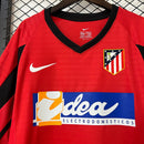 Camiseta hombre Atlético de Madrid temporada 2001 2002 segunda equipación roja detalles azul marino retro calidad 1.1 premium Tienda Hincha Futbolero. Atlético de Madrid 2001, Atleti 2002, Camiseta Atlético roja, Ropa Atleti retro, Camiseta Atlético visitante, Calidad 1.1 Atleti, Fernando Torres 2002, Tienda Hincha Futbolero, Atleti Retro Jersey 01/02.