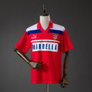 Camiseta oficial del Atlético de Madrid segunda equipación temporada 1990 1993 polo roja retro para hombre de Tienda Hincha Futbolero, diseño histórico, Camiseta Atlético Madrid retro, Atleti 90/93, Ropa Atlético Madrid vintage, Comprar camiseta Atleti roja, Colchoneros, Vicente Calderón, Camisetas fútbol retro, Retro Atlético de Madrid 1993, Historia Atleti, Colección Atlético, Liga Española.