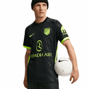 Nueva camiseta Atlético de Madrid 26/27 Tercera Equipación Negro y Verde – Vista frontal. Atlético de Madrid, Atleti, Tercera Equipación, 26/27, Negro, Verde, Camiseta oficial, La Liga, Fútbol, Tienda Hincha Futbolero, Exclusivo, Colección 2026